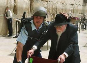 Officer protects Elderly Jew at the Kotel during Arab attack